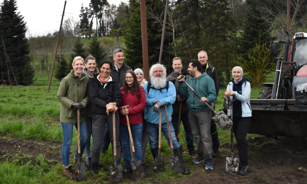 PANTOPIX-Team pflanzt Pflanzen im Hopfenfeld nahe Tettnang