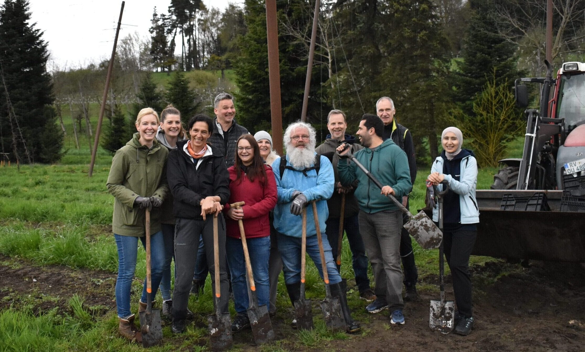 The PANTOPIX team plants crops in a hop field near Tettnang