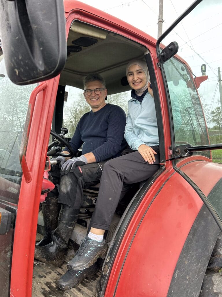 PANTOPIX-Team setzt Pflanzen für mehr Grün und Nützlinge